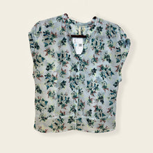 Load image into Gallery viewer, 1.29 TOP Sz M Light Blu Floral Print Button Crop
